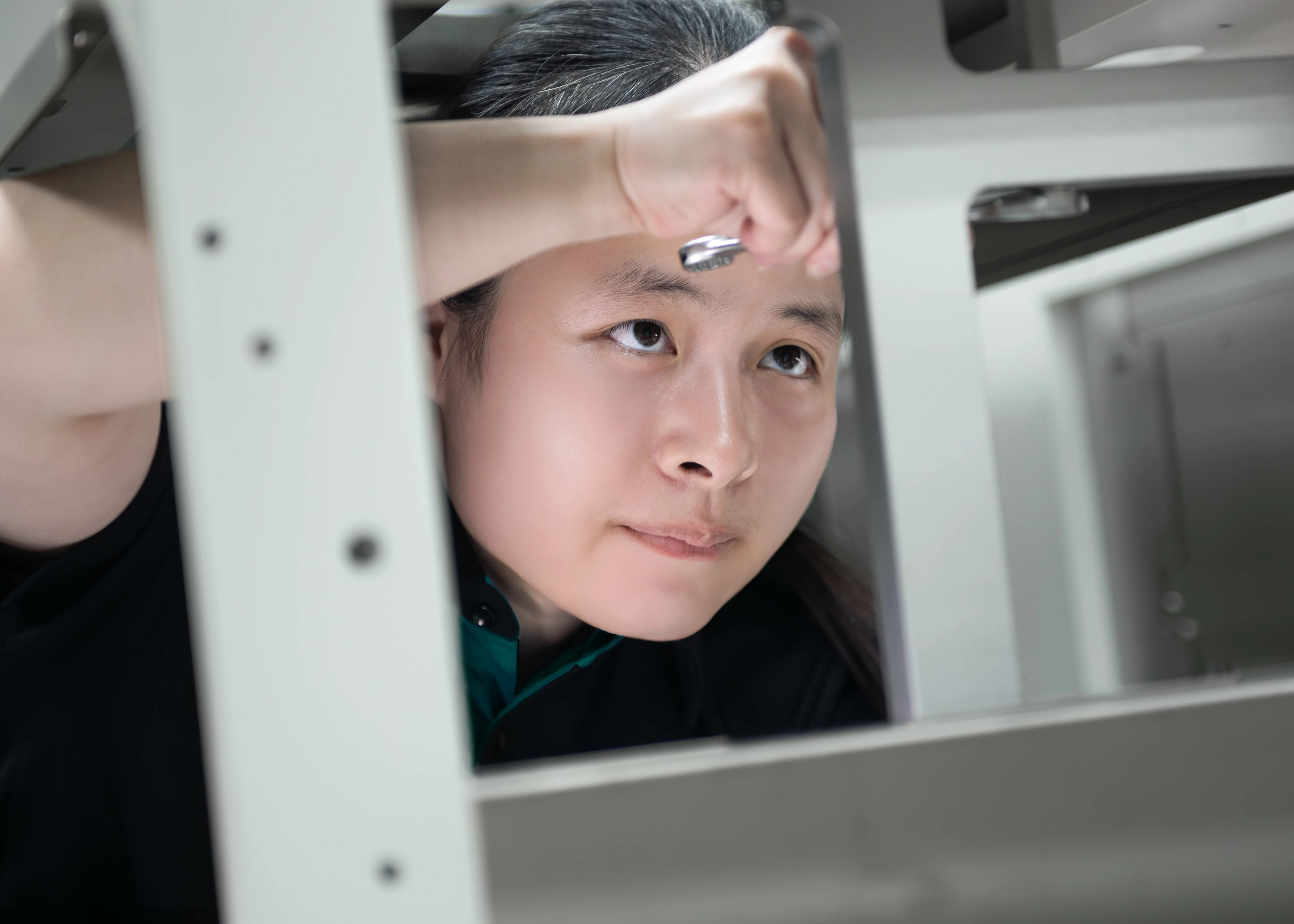 smart-autoinjector-assembly-machine-platform-female-engineer-03-shl-advantec