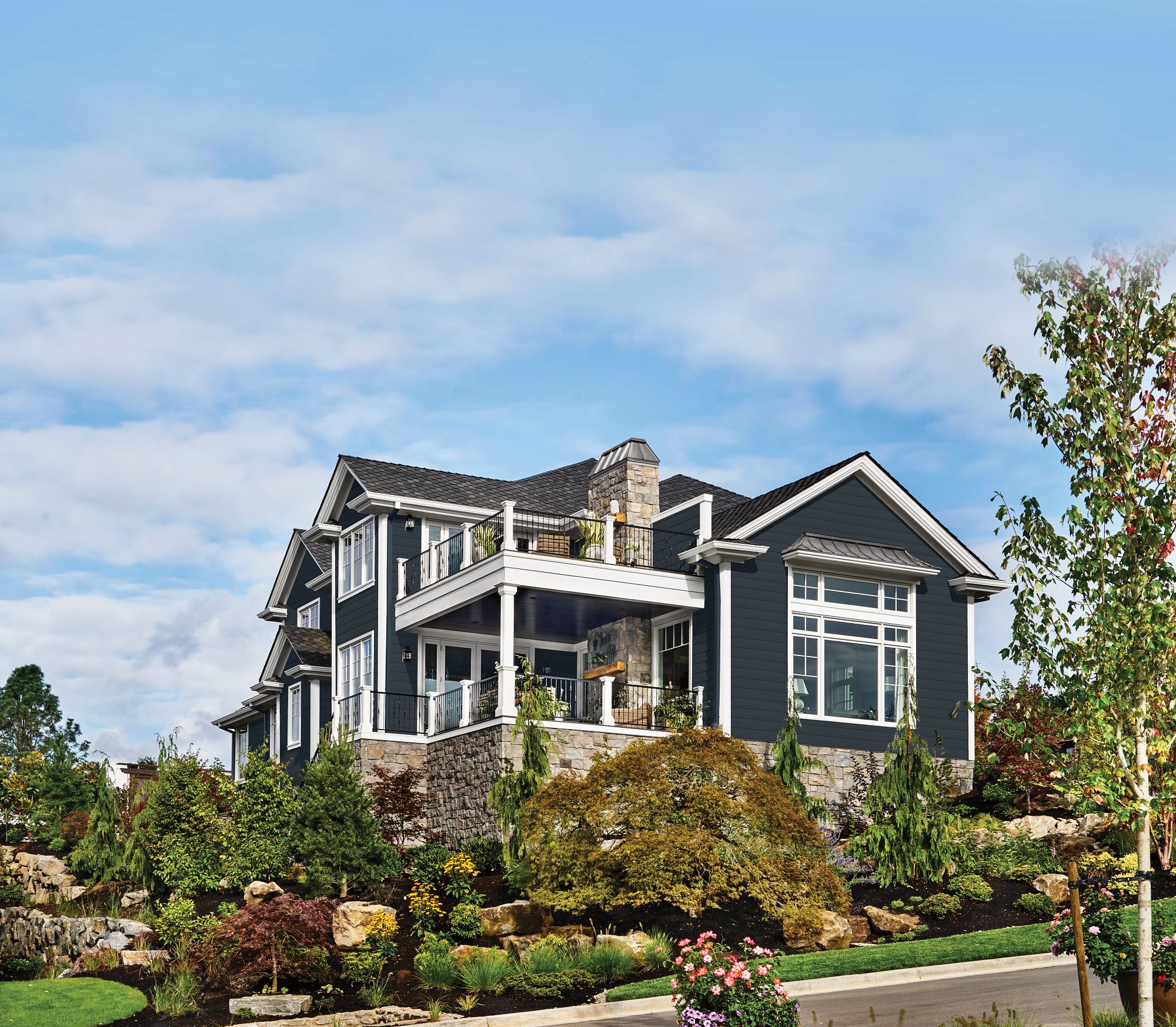 High-end home with ASCEND single 7" clapboard in Riviera Dusk