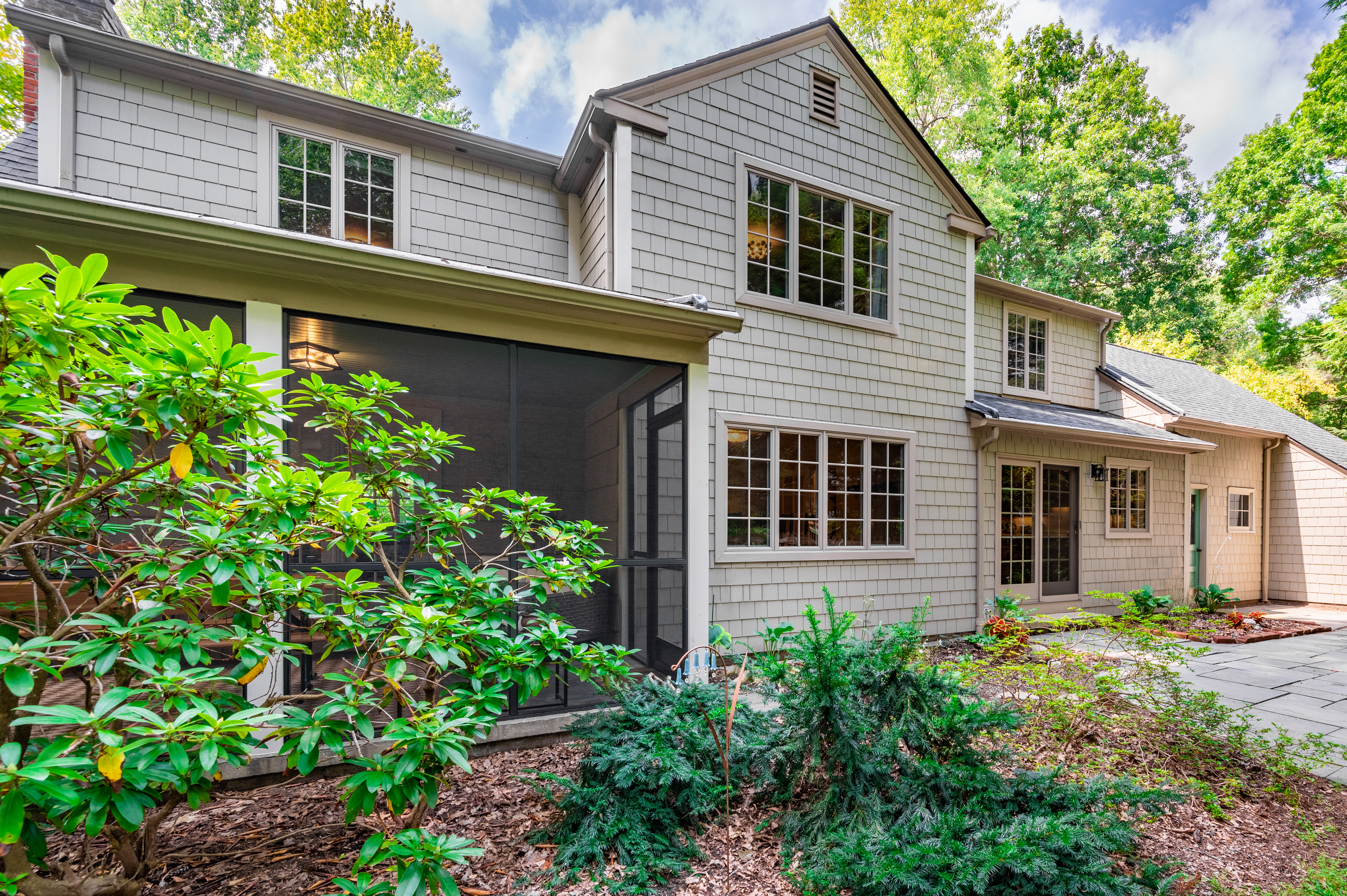 2-story home with lush foilage that has hardie shingle and trim in Cobble Stone and Monterey Taupe
