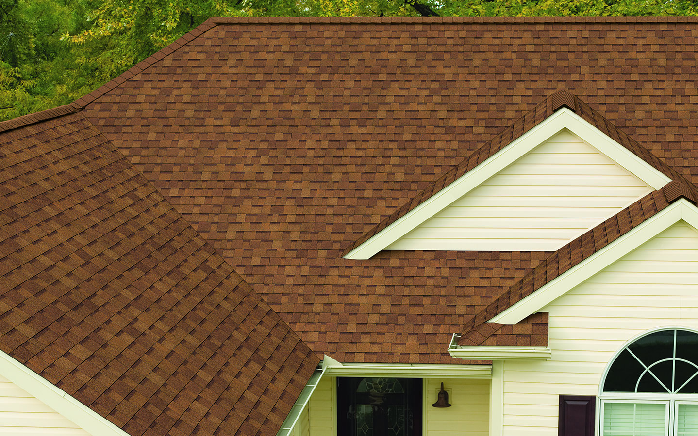 Close-up of a roof with Owens Corning's Oakridge shingle line in the color Desert Tan