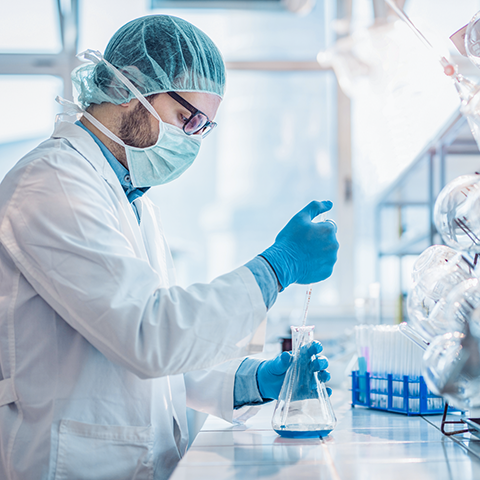 Un hombre trabaja con sustancias químicas en un laboratorio