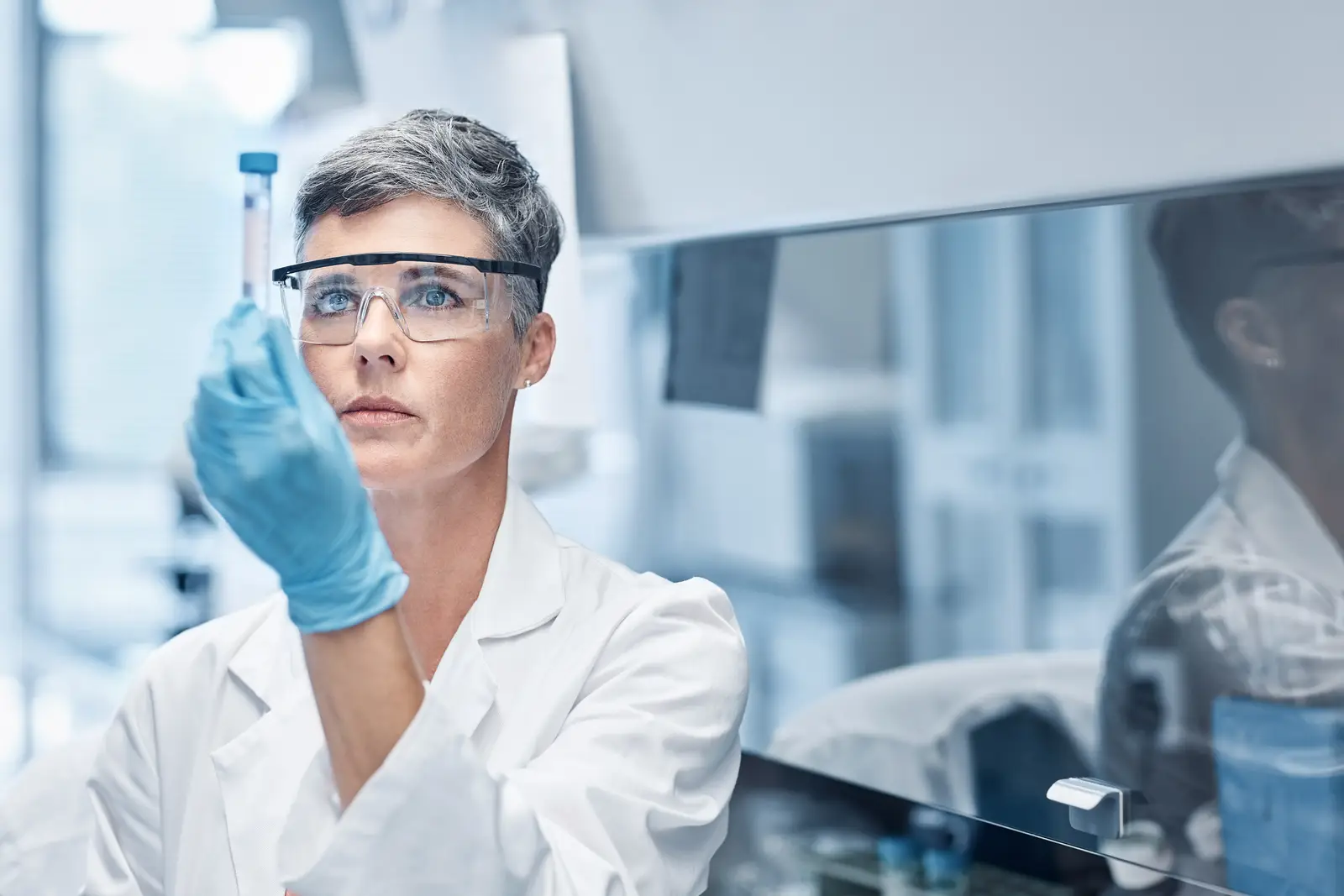 Eine Frau arbeitet in einem pharmazeutischen Labor unter kontrollierten Bedingungen