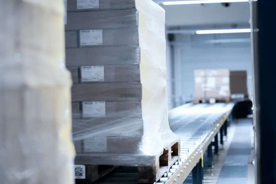 Pallet conveyor system