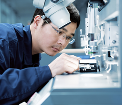 Un homme travaillant dans la production électronique