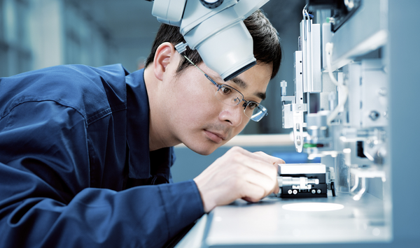 Un homme travaillant dans la production électronique