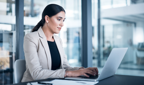 Une femme travaillant sur un ordinateur dans un bureau