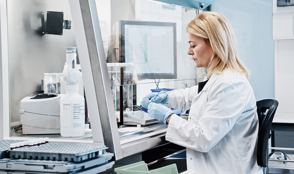 Donna che lavora in un laboratorio con sostanze chimiche 