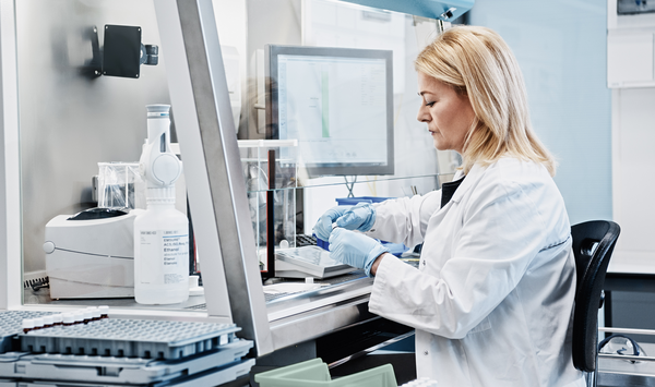 Una mujer trabaja con productos químicos en un laboratorio 