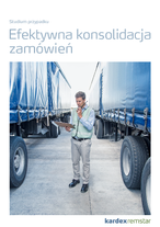 Mężczyzna stojący między dwoma pojazdami i planujący transport zamówień klientów