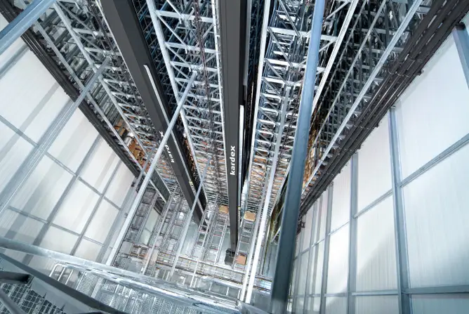 Automated high-bay warehouse for pallets