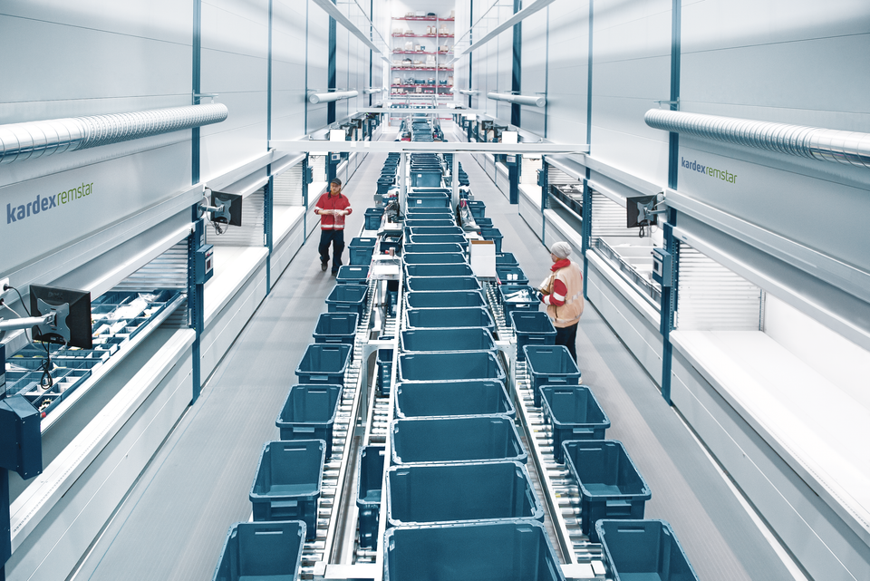 Picking orders from Vertical Lift Modules to totes on a conveyor system