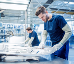 Un homme travaillant dans la zone de production