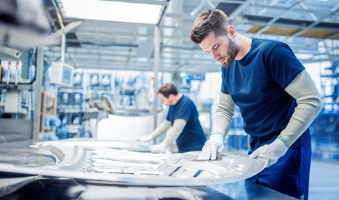 Un homme travaillant dans la zone de production