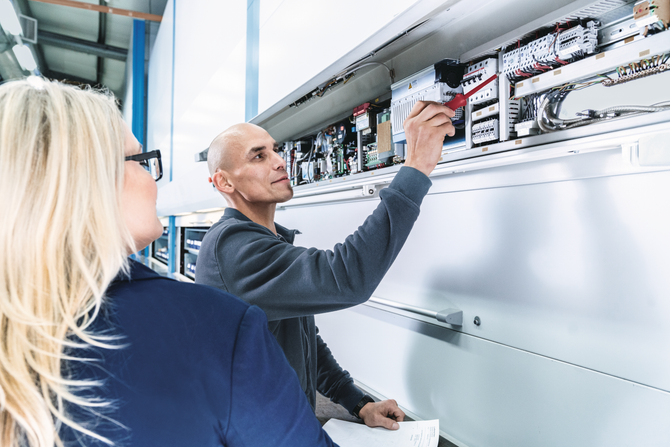 Service monteur die samen met de klant een opslagsysteem controleert