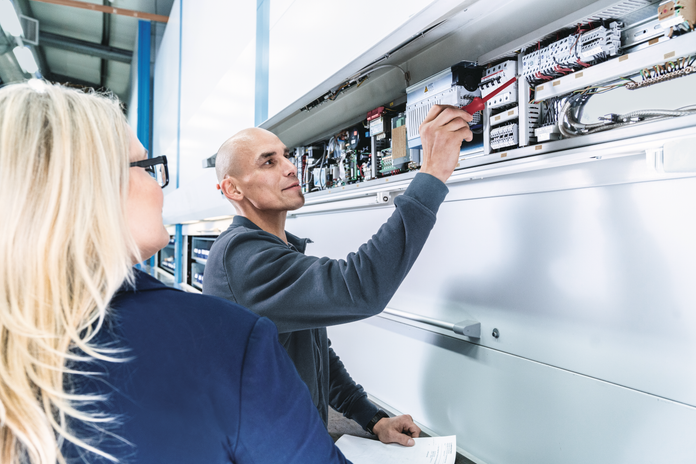 Service monteur die samen met de klant een opslagsysteem controleert