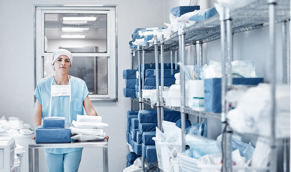 Una mujer recoge prendas de ropa en un hospital