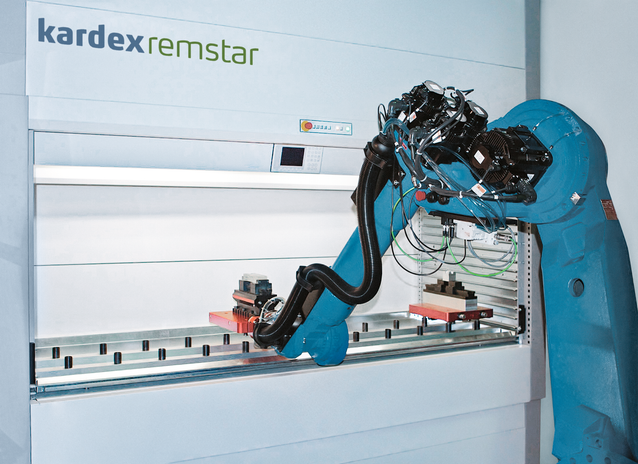 Robot picking and placing items in a Kardex Vertical Lift Module