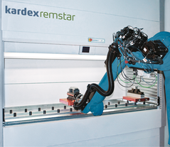 Roboter kommissioniert und platziert Artikel in einem Kardex Vertical Lift Module