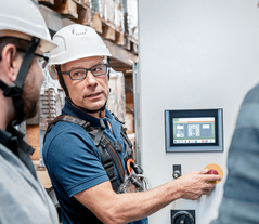 Life Cycle Service trainer and customers in the plant 