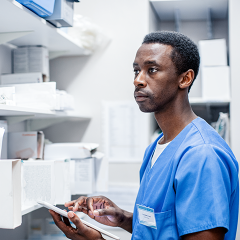 Un employé de l’hôpital contrôle le stock