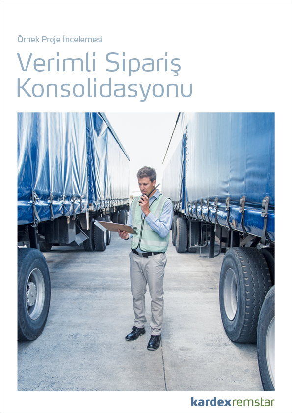 İki kamyonun arasında duran ve müşteri siparişlerinin taşınmasını planlayan bir adam