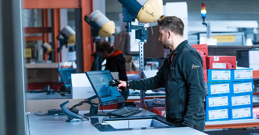 Người đàn ông đang lấy hàng từ cổng AutoStore