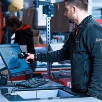 Man picking from AutoStore port