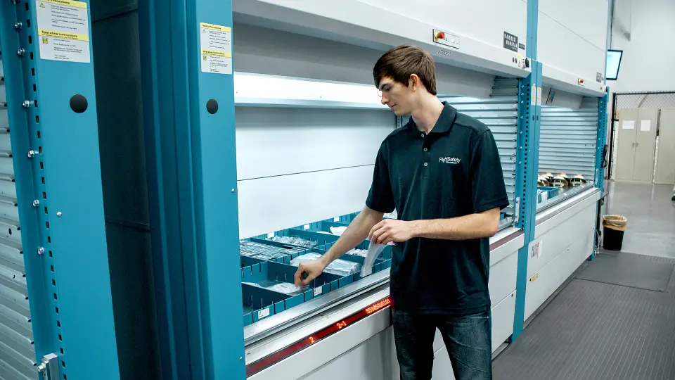 Kardex shuttle for mechanical engineering