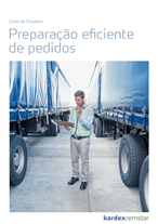 Um homem parado entre dois camiões e a planear o transporte das encomendas dos seus clientes