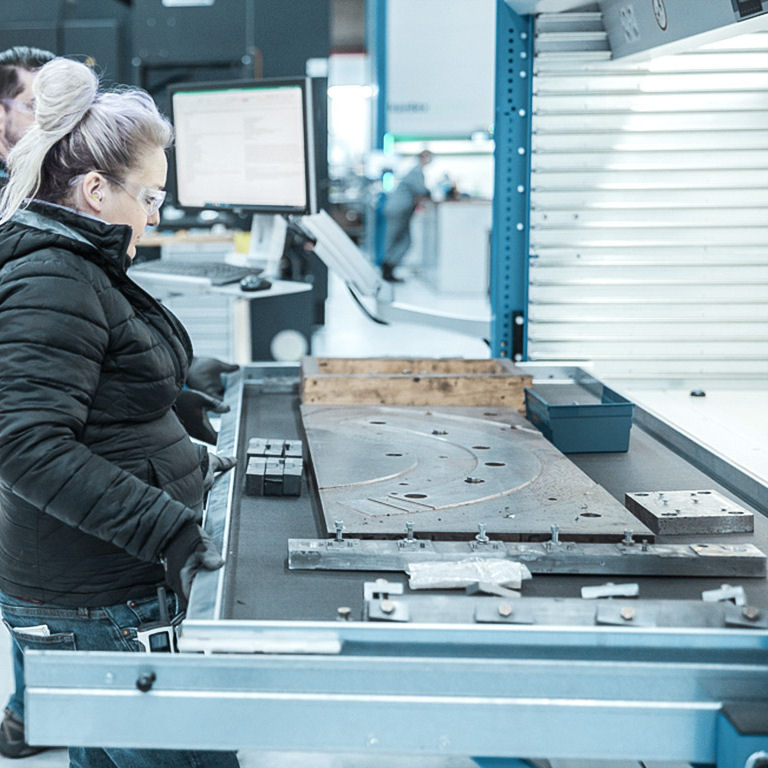 High-bay warehouse and conveyor system for panels 