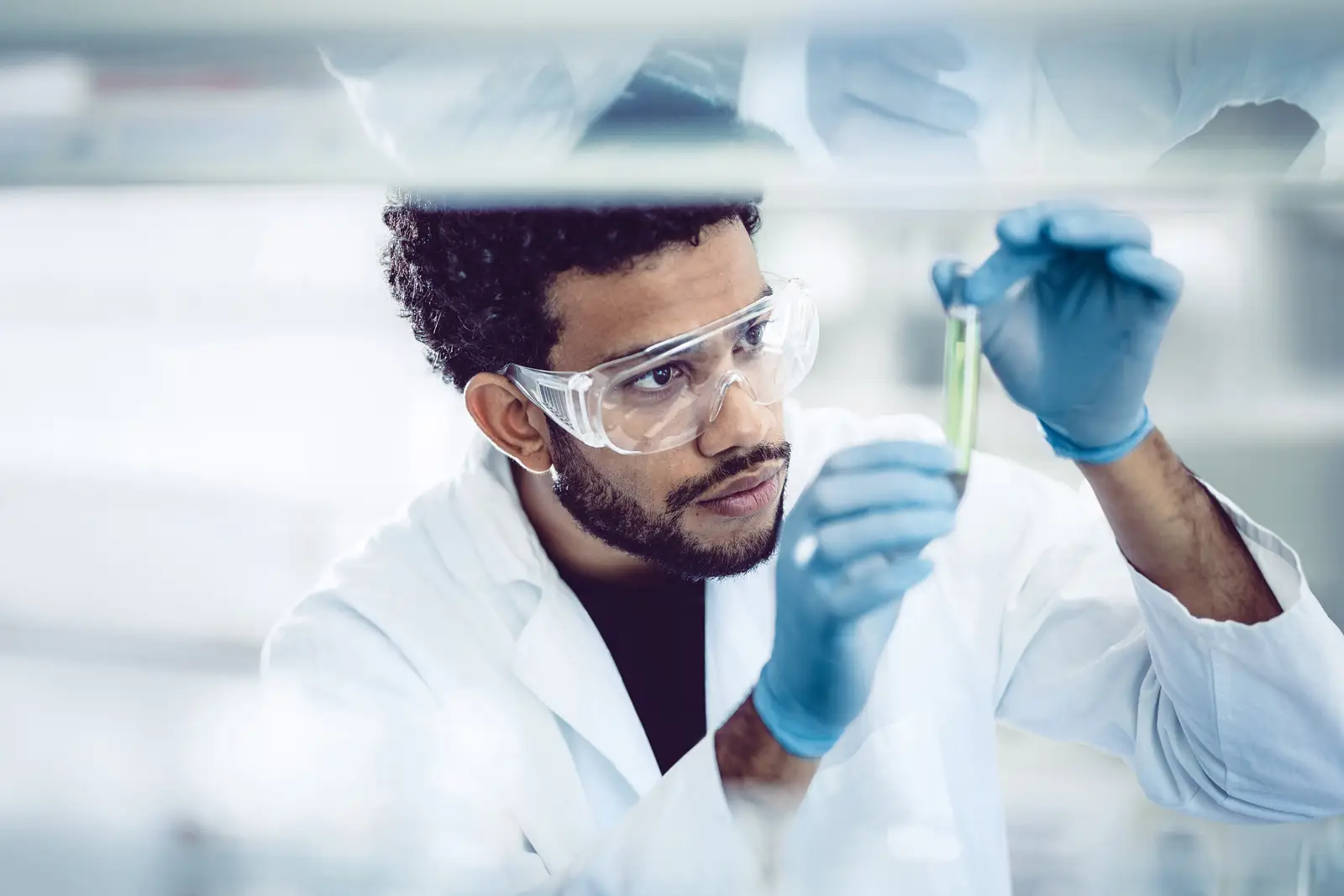 L'uomo lavora in laboratorio