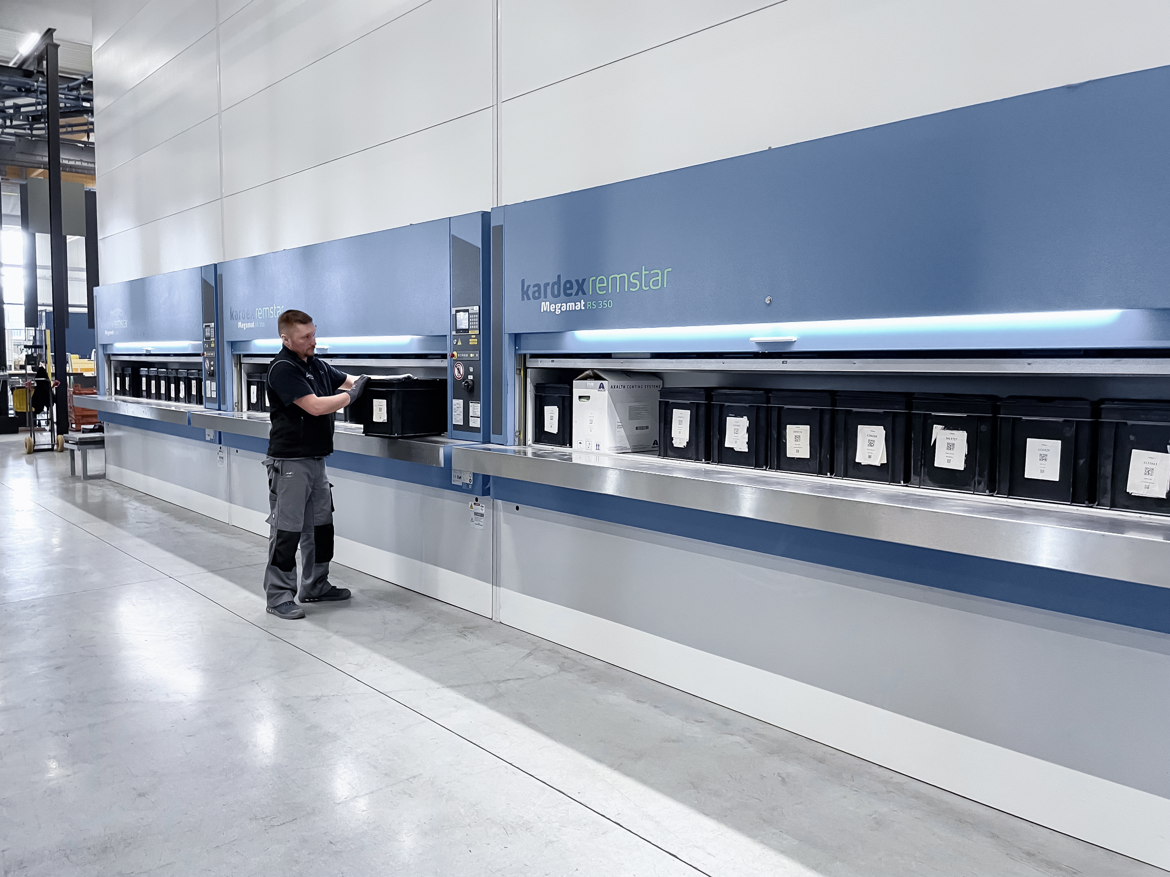 Operator in picking up items in front of Kardex Megamat