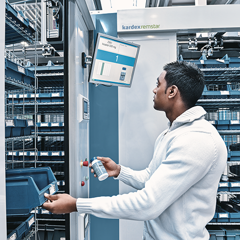 Un homme prélève des marchandises du Horizontal Carousel Module