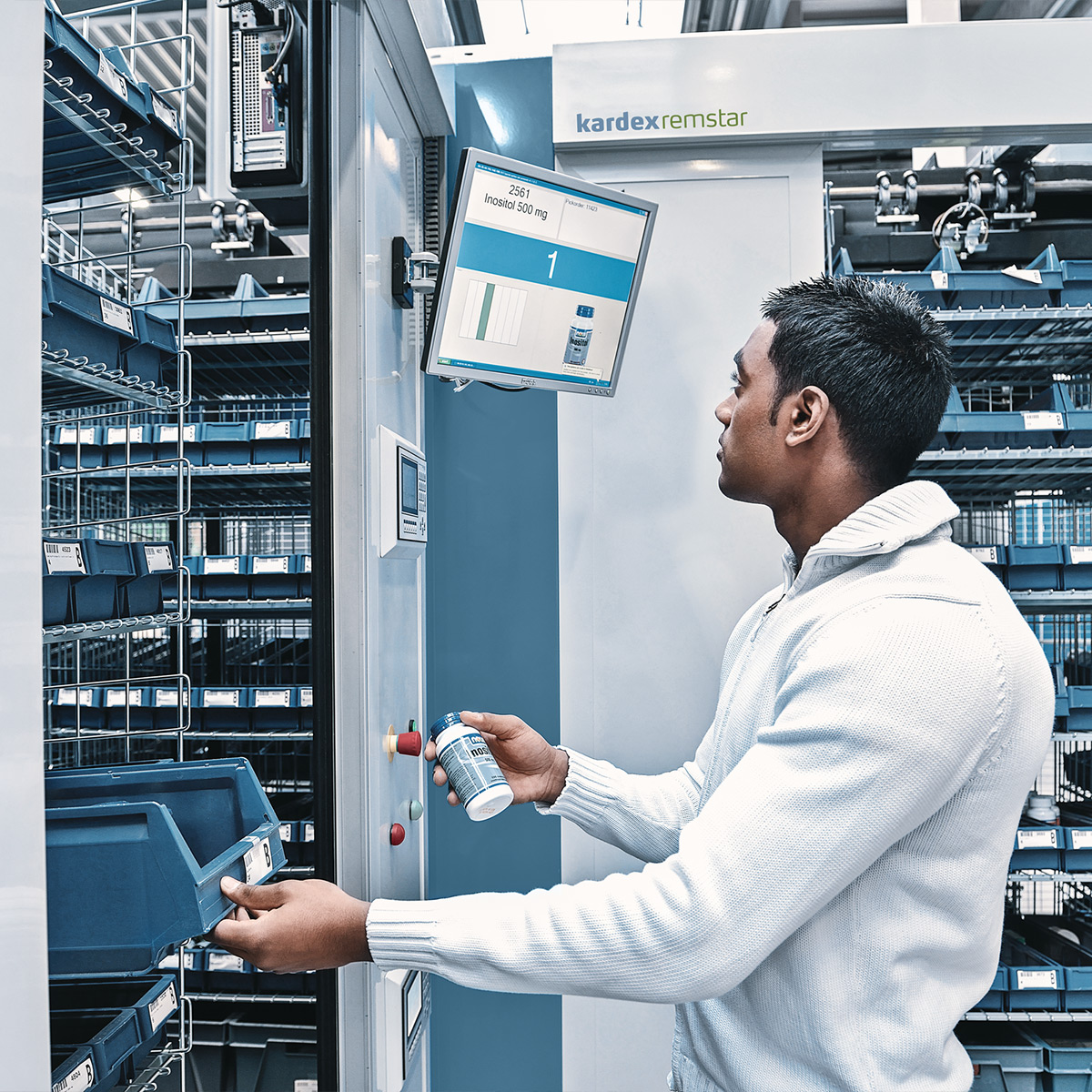 worker using kardex software with hcm