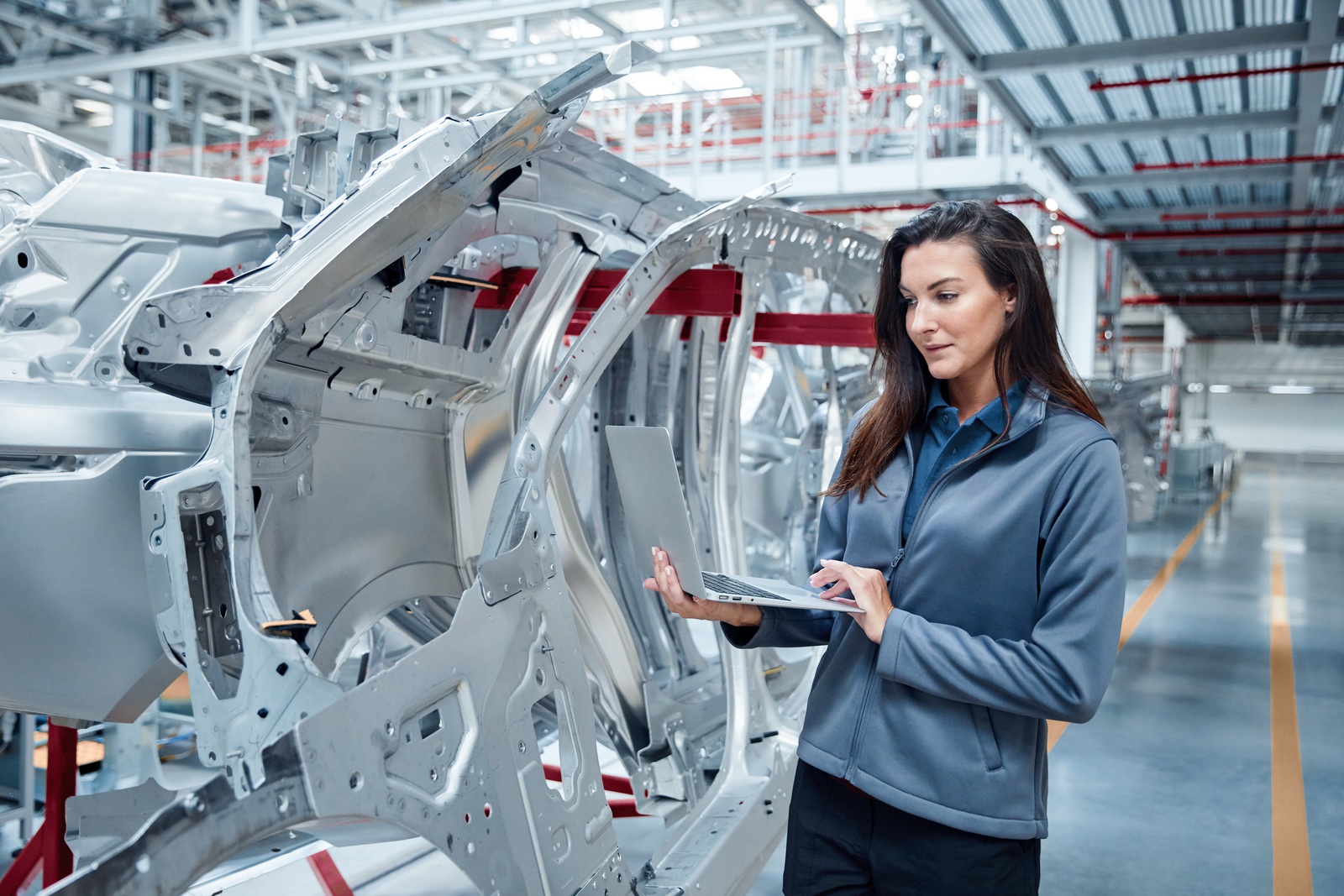 Vrouw aan het werk bij een productielijn