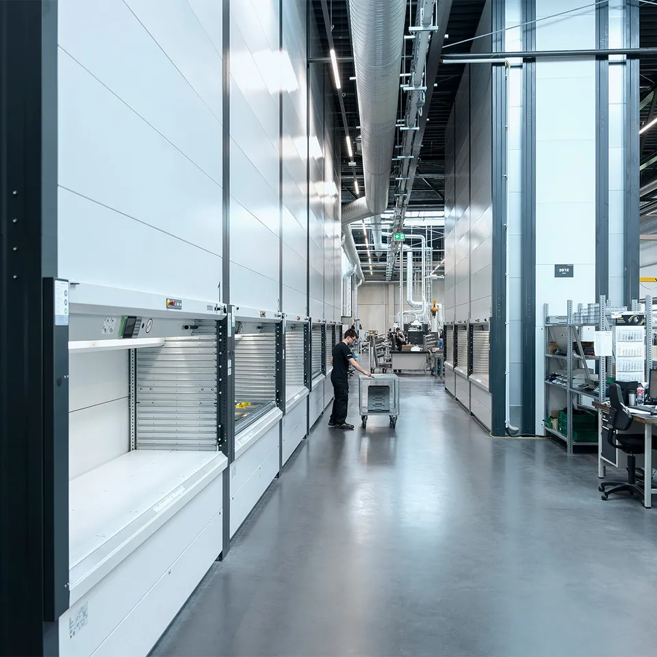 Man aan het orderpicking uit Kardex Shuttles