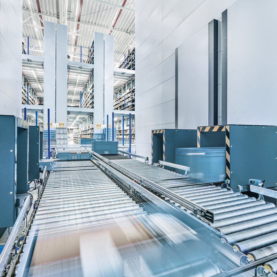 Floor-level transfer station for pallets in deep-freeze storage