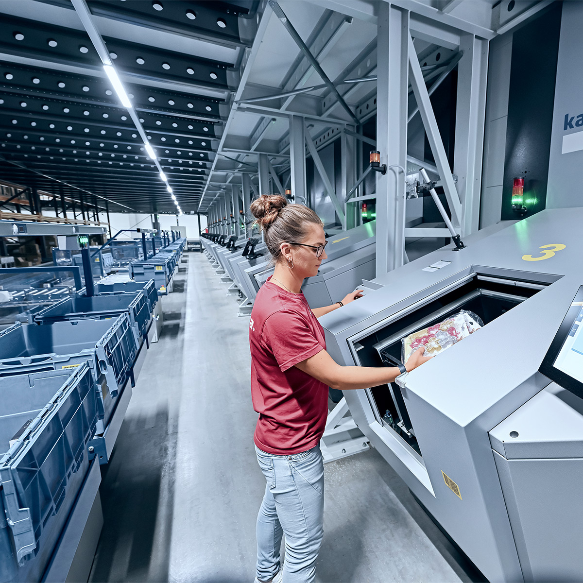 Operator picking from Kardex Miniload-in-a-Box
