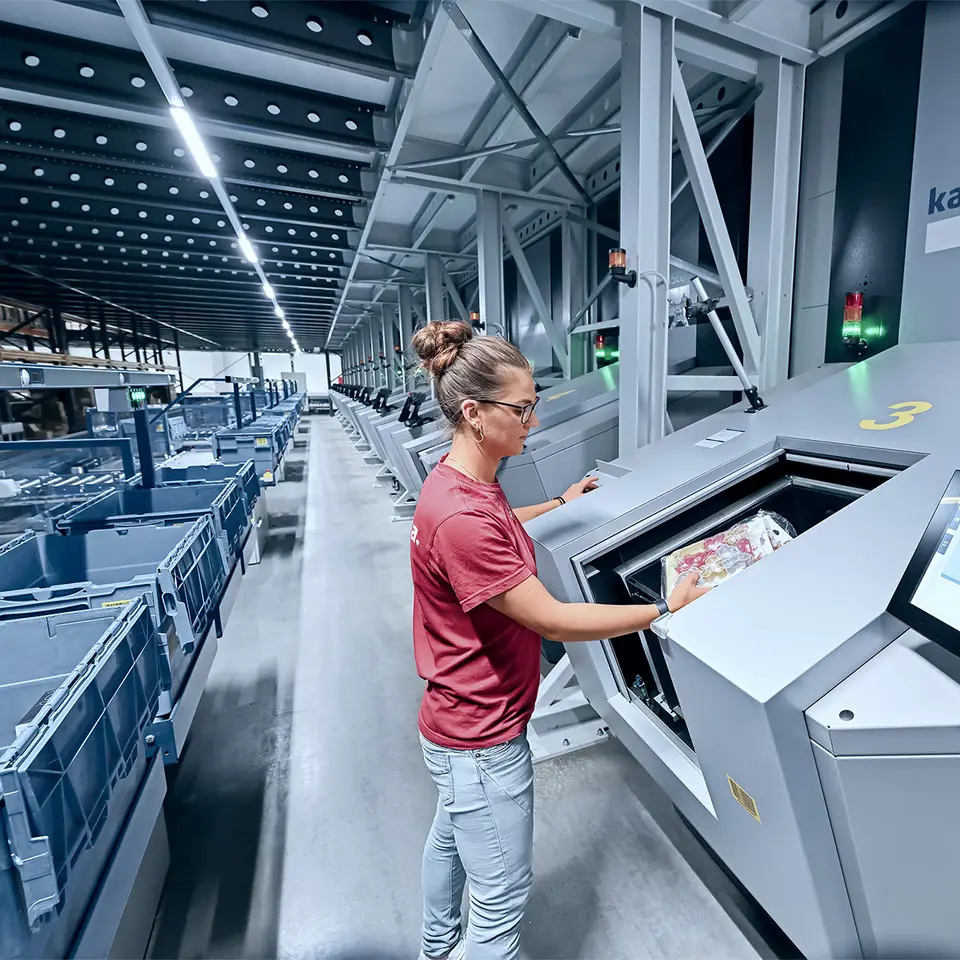 Operator picking from Kardex Miniload-in-a-Box