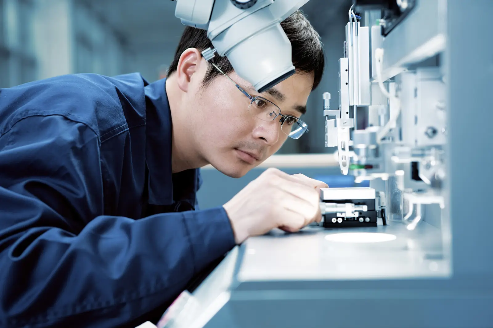 Manusia bekerja dengan komponen elektronik