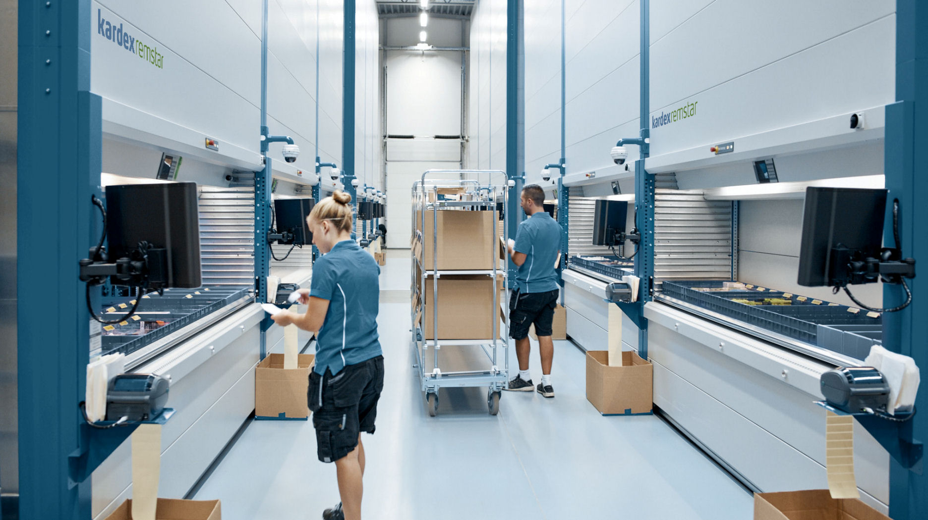 Maloobchodná a e-commerce distribúcia elektroniky pomocou vertikálnych výťahových modulov