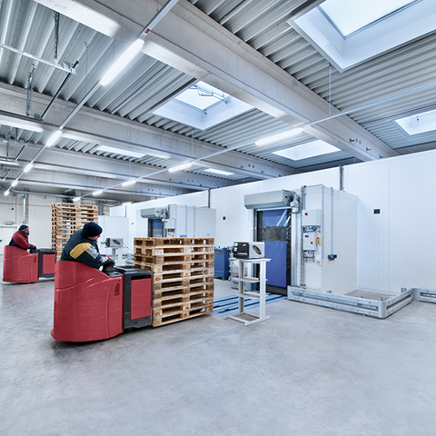 Floor-level transfer station for pallets in deep-freeze storage