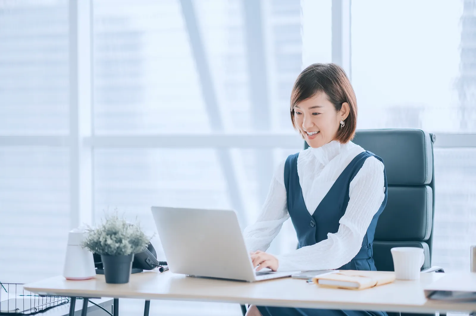 Người phụ nữ đang làm việc trên máy tính.