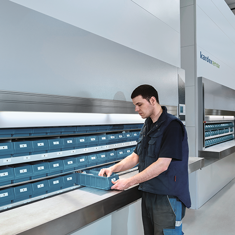 Man picks goods from the Vertical Carousel Module