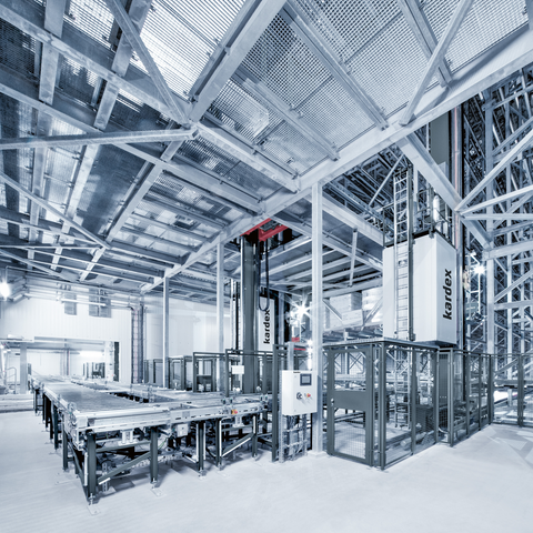 Floor-level transfer station for pallets in deep-freeze storage