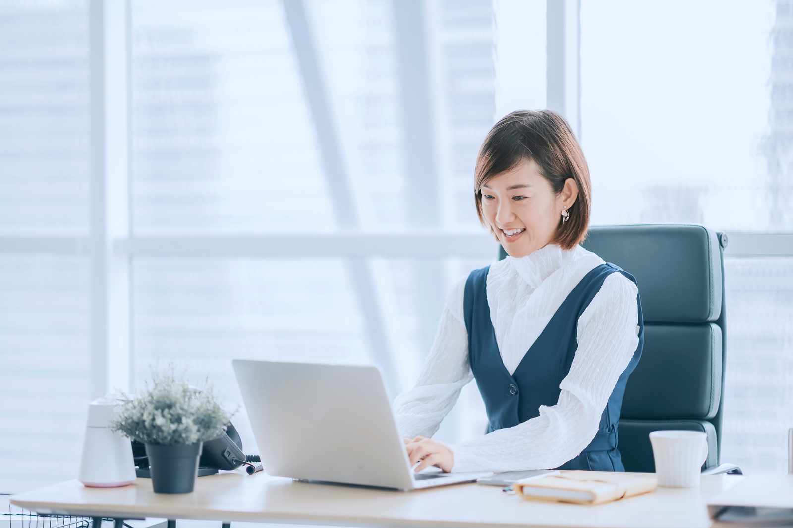 Vrouw die op de computer werkt