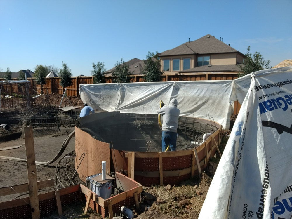 A expert pool builder doing pool construction