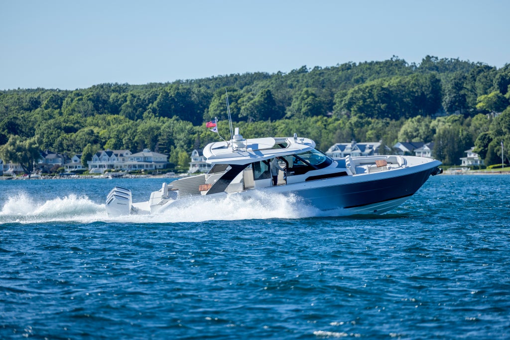 Tiara Yachts 46 LS Running