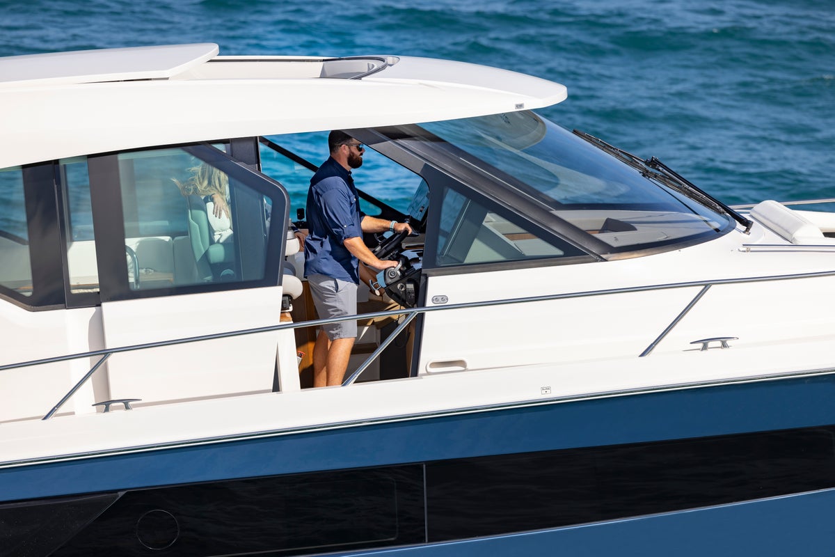 Tiara Yachts EX 60 Captain and Helm