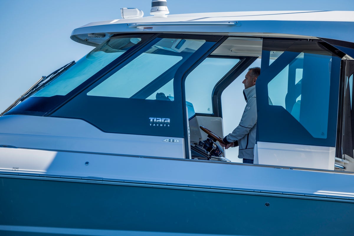 Tiara Yachts 46 LS Helm